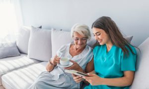 فواید استفاده از خدمات پرستاری از سالمند آلزایمری در منزل 