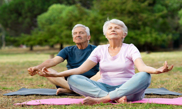 مزایا و اثرات ورزش یوگا در سالمندان